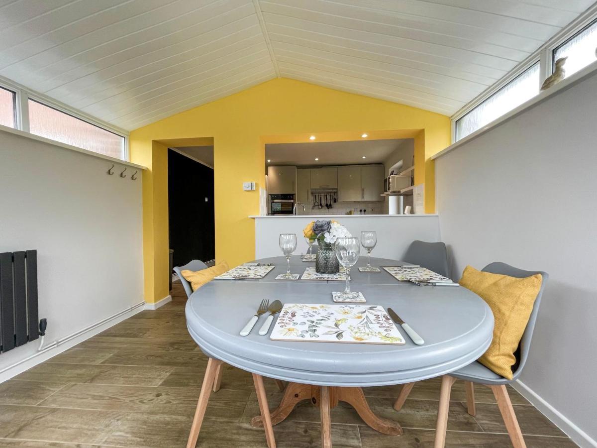 Вилла Well Situated, Cosy 2 Bed House Уэст-Кирби Экстерьер фото